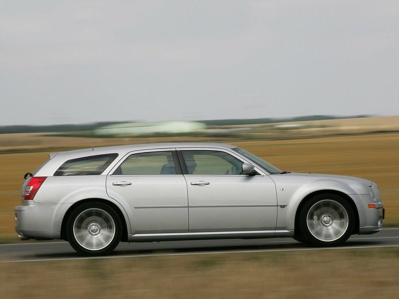 Chrysler 300C I، واجون 5 أبواب SRT8 — منظر من الجانب الأيمن