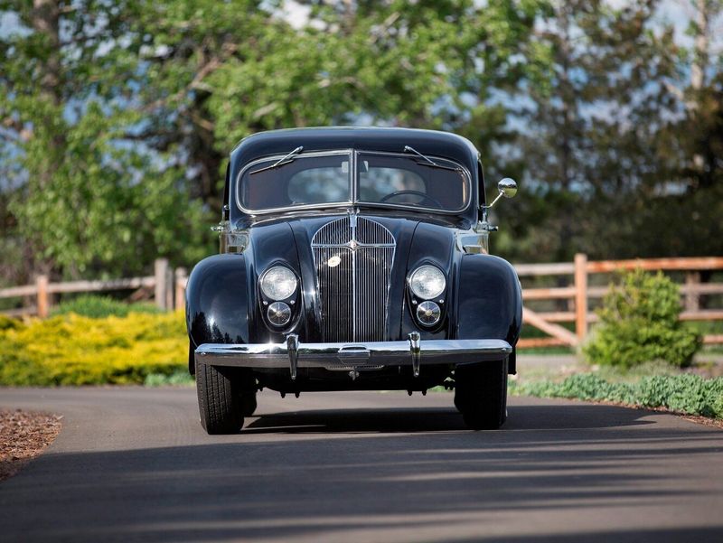 Chrysler Imperial ثالثاً، سيدان — منظر أمامي