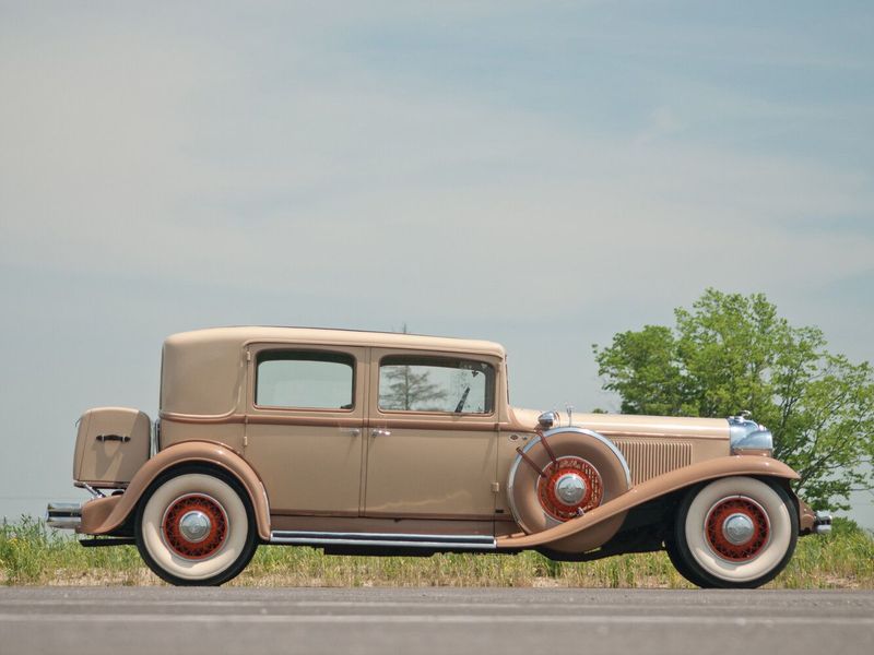 Chrysler Imperial ثانياً، سيدان — منظر من الجانب الأيسر
