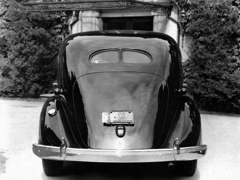 Chrysler Imperial IV, Седан — вид сзади