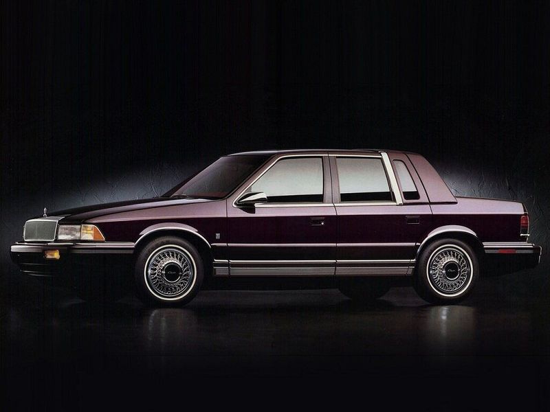 Chrysler LeBaron ثالثاً فيس ليفت، سيدان — منظر من الجانب الأيسر