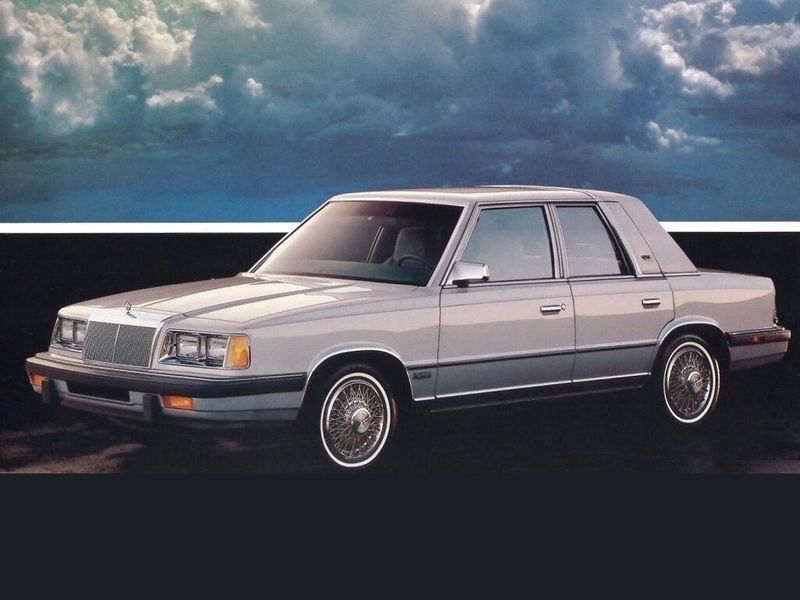 Chrysler LeBaron ثالثاً، سيدان — منظر أمامي بزاوية ثلاثة أرباع