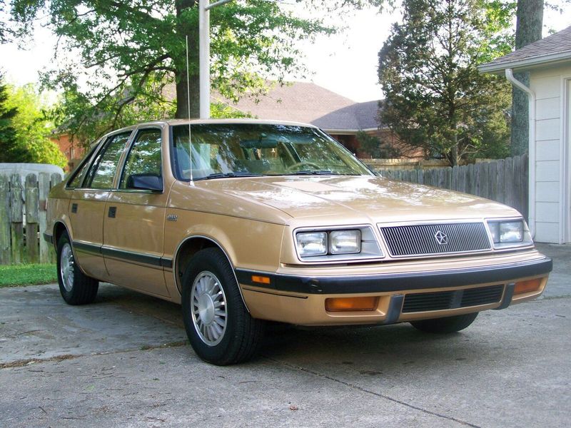 Chrysler LeBaron ثالثاً، سيدان — منظر أمامي