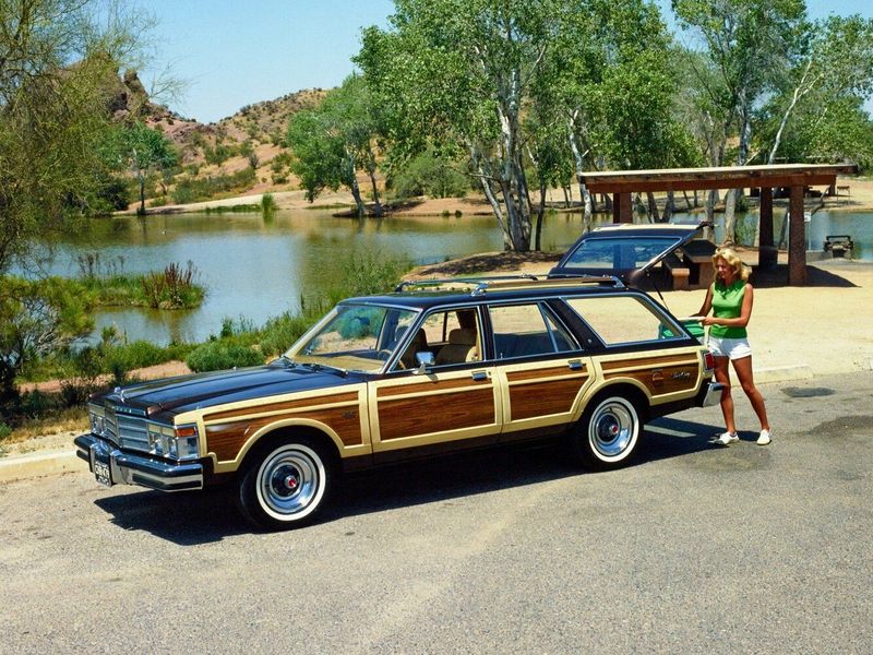 Chrysler LeBaron I، واجون 5 أبواب — منظر أمامي أيمن