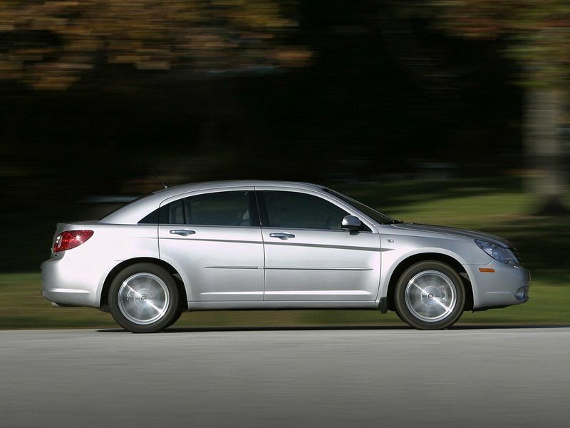 Chrysler Sebring ثالثاً، سيدان — منظر من الجانب الأيمن