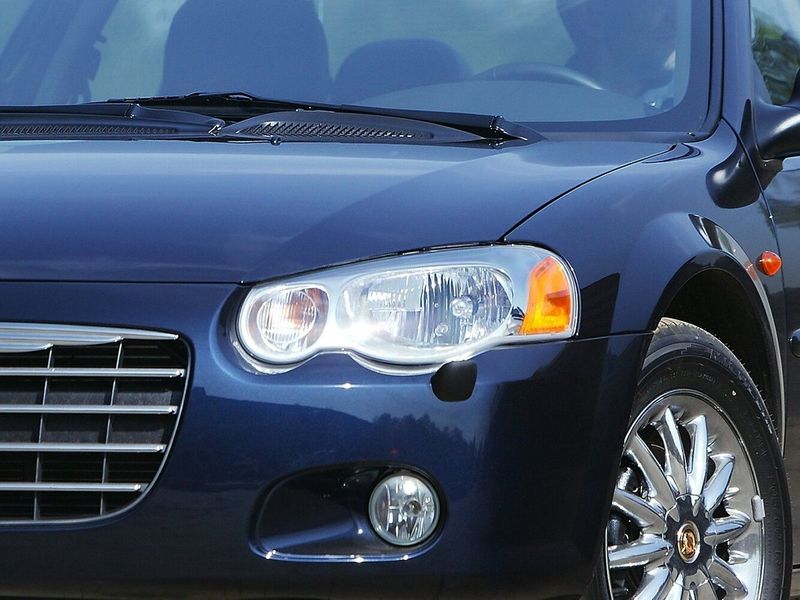 Chrysler Sebring فيس ليفت الثاني، سيدان — الجزء الأمامي من السيارة عن قرب