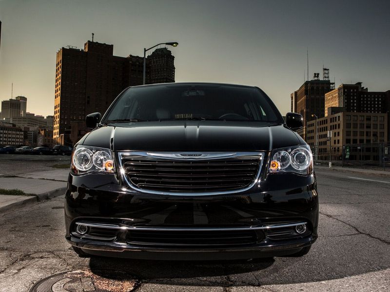 Chrysler Town & Country V Рестайлинг, Минивэн — вид спереди