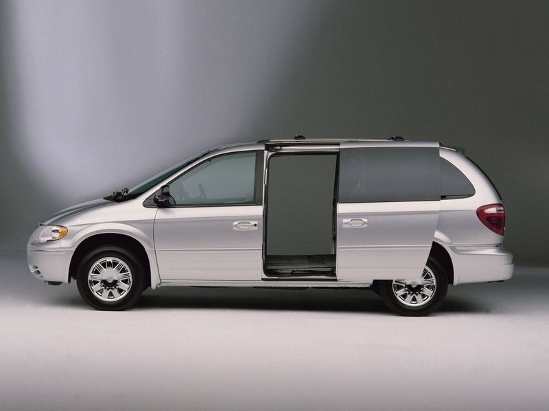 Chrysler Town & Country IV Рестайлинг, Минивэн — вид слева