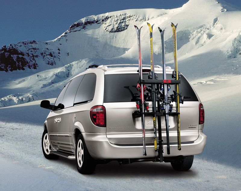 Chrysler Town & Country IV Рестайлинг, Минивэн — вид сзади слева