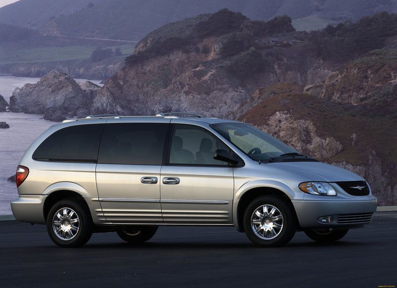 Chrysler Town & Country IV, Минивэн — вид спереди справа
