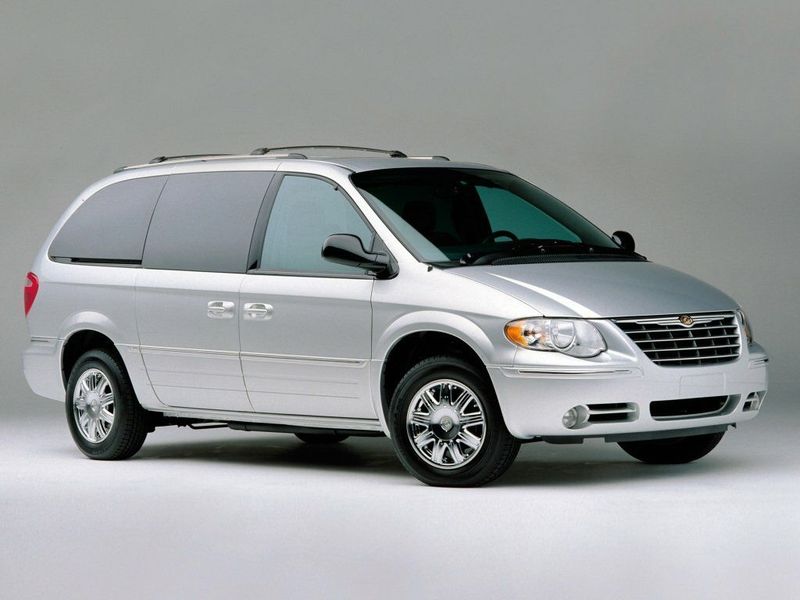 Chrysler Town & Country IV Рестайлинг, Минивэн — вид спереди справа