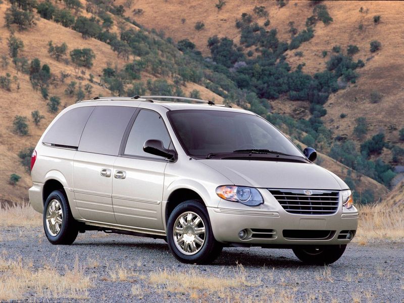 Chrysler Town & Country IV Рестайлинг, Минивэн — вид спереди справа