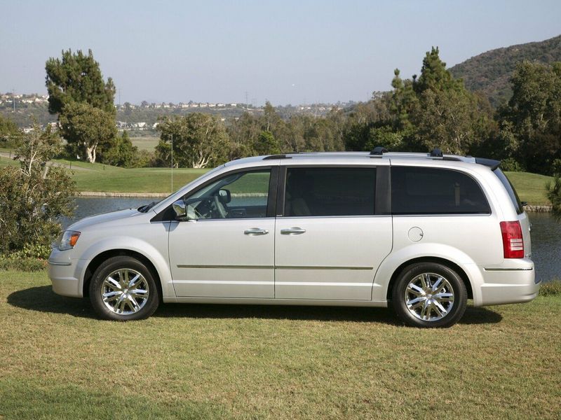 Chrysler Town & Country V, Минивэн — вид слева