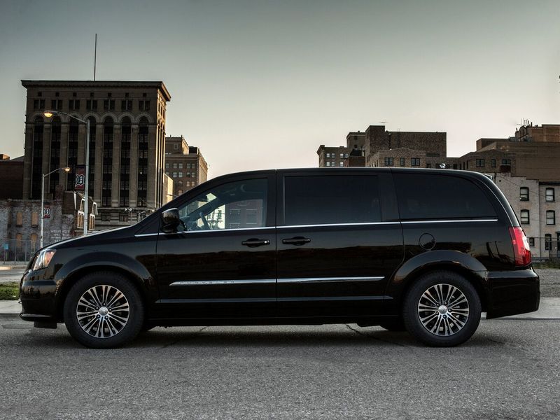 Chrysler Town & Country V Рестайлинг, Минивэн — вид слева
