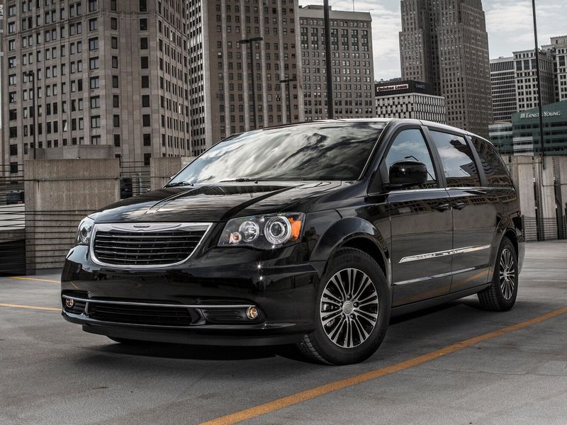 Chrysler Town & Country V Рестайлинг, Минивэн — вид спереди справа