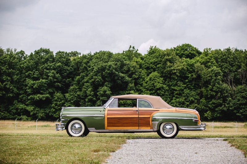 Chrysler Town & Country (1941-1988)، قابلة للتحويل — منظر من الجانب الأيمن