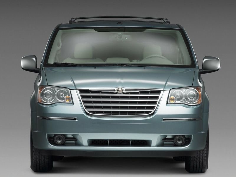 Chrysler Town & Country V, Минивэн — вид спереди