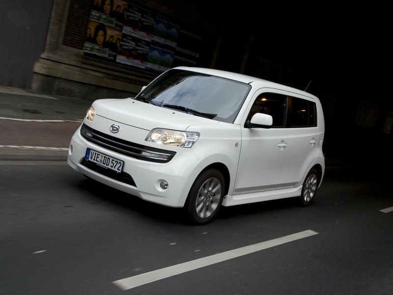 Daihatsu Materia، هاتشباك 5 أبواب — منظر أمامي أيسر
