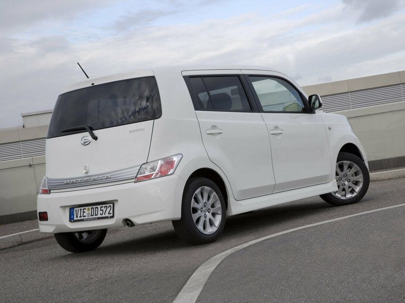 Daihatsu Materia، هاتشباك 5 أبواب — منظر خلفي أيمن