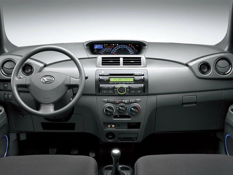 Daihatsu Materia، هاتشباك 5 أبواب — لوحة القيادة