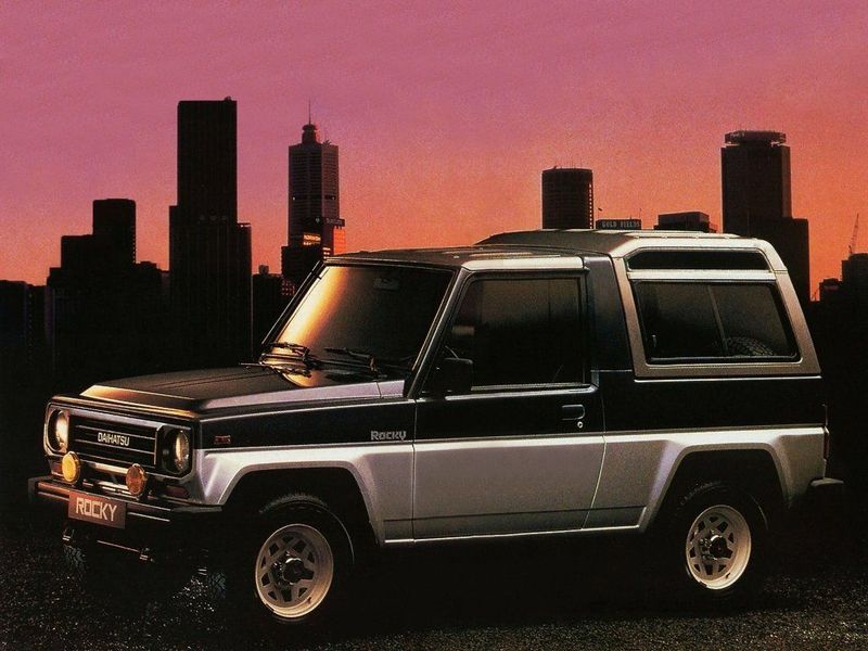 Daihatsu Rocky I، دفع رباعي 3 أبواب — منظر أمامي أيسر
