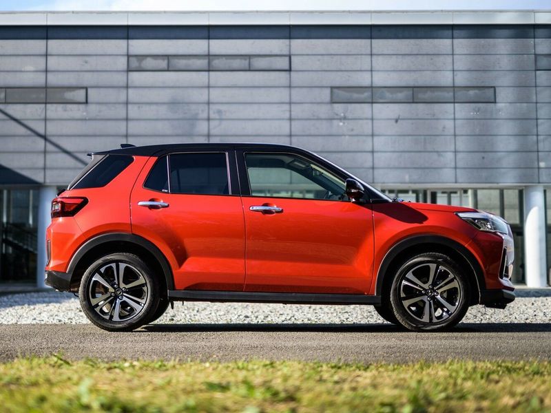 Daihatsu Rocky A200، دفع رباعي 5 أبواب — منظر من الجانب الأيمن