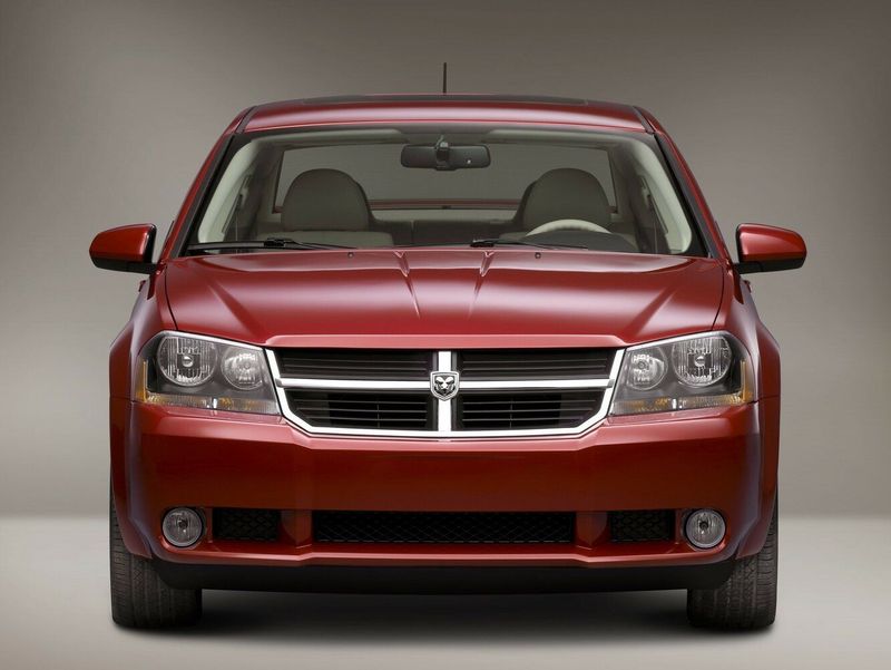 Dodge Avenger ثانياً، سيدان — منظر أمامي