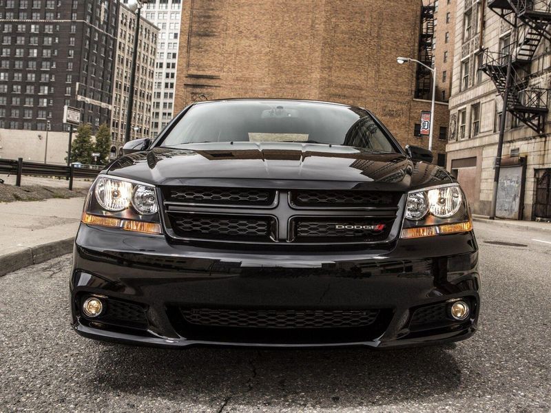 Dodge Avenger فيس ليفت الثاني، سيدان — منظر أمامي