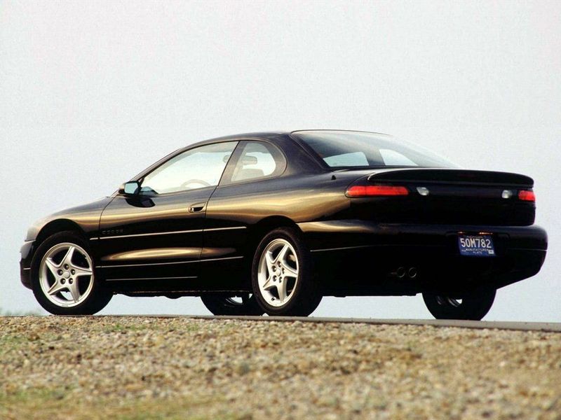 Dodge Avenger I، كوبيه — منظر خلفي أيمن