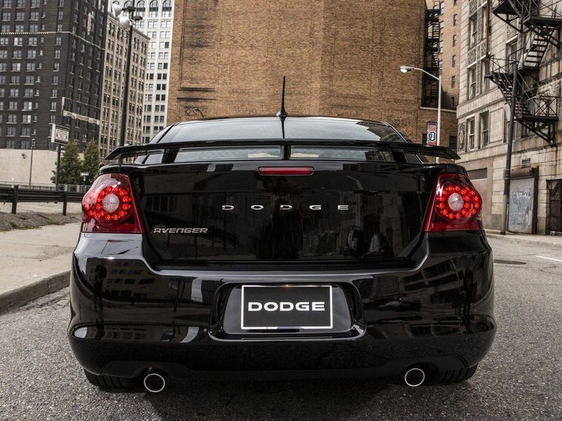 Dodge Avenger فيس ليفت الثاني، سيدان — منظر خلفي