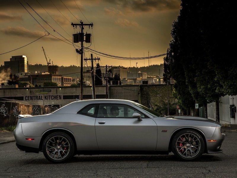 Dodge Challenger ثالثاً فيس ليفت 2، كوبيه SRT — منظر من الجانب الأيسر