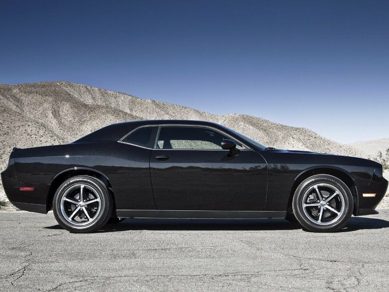 Dodge Challenger ثالثاً، كوبيه — منظر من الجانب الأيسر
