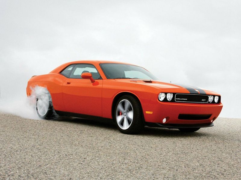 Dodge Challenger ثالثاً، كوبيه SRT8 — منظر أمامي أيمن