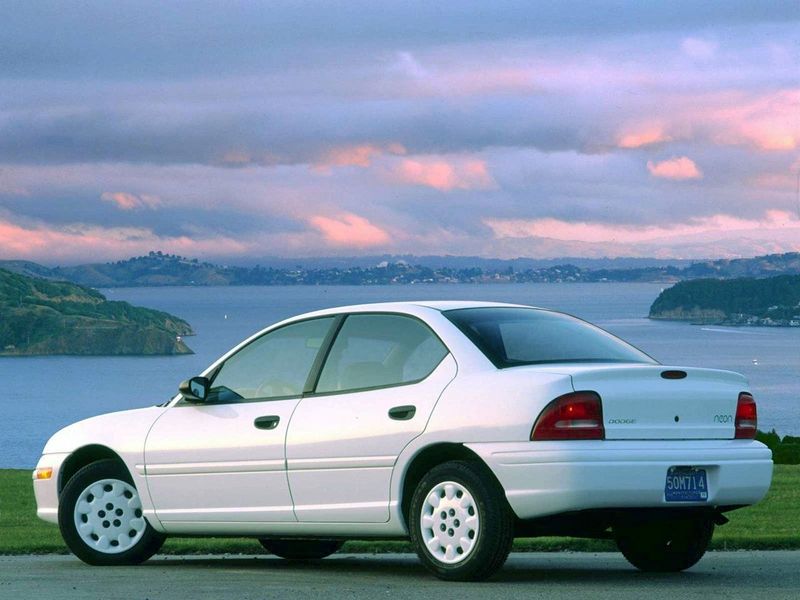 Dodge Neon I، سيدان — منظر خلفي أيمن