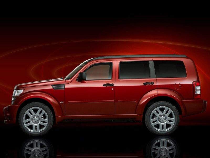 Dodge Nitro، دفع رباعي 5 أبواب — منظر من الجانب الأيسر