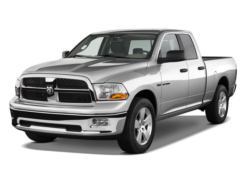 Dodge RAM IV (DS/DJ)، بيك أب بكابينة ونصف Quad Cab — منظر أمامي أيمن