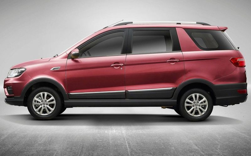 DongFeng 370 I، دفع رباعي 5 أبواب — منظر من الجانب الأيسر