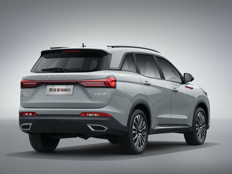 DongFeng 580 ثانياً، دفع رباعي 5 أبواب — منظر خلفي بزاوية ثلاثة أرباع