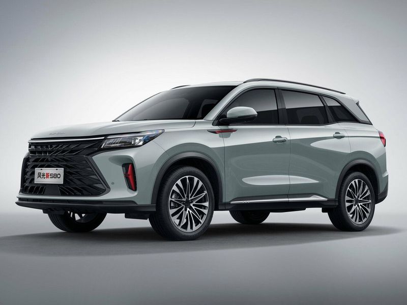 DongFeng 580 ثانياً، دفع رباعي 5 أبواب — منظر أمامي بزاوية ثلاثة أرباع