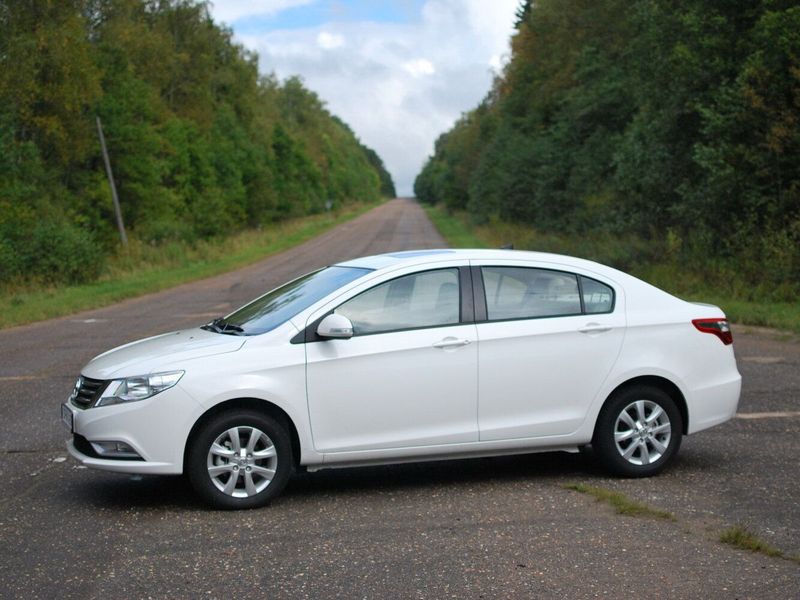 DongFeng A30 I, Седан — вид спереди слева