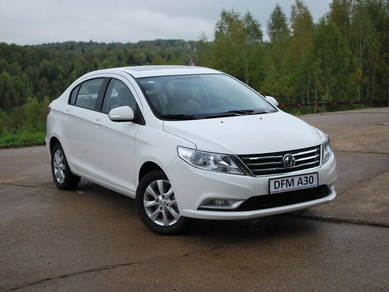 DongFeng A30 I, Седан — вид спереди справа
