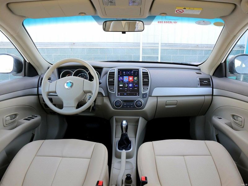 DongFeng E11K, Седан — место водителя