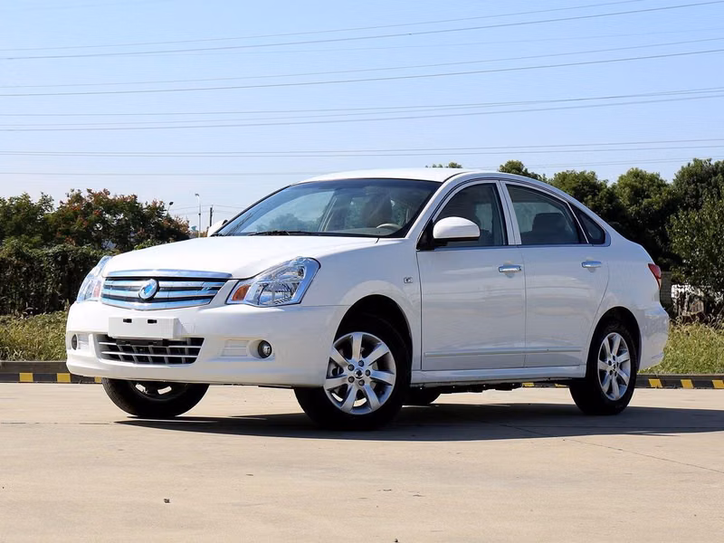 DongFeng E11K, Седан — вид спереди в три четверти