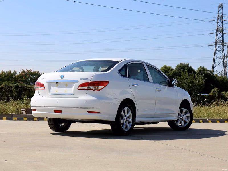 DongFeng E11K, Седан — вид сзади слева