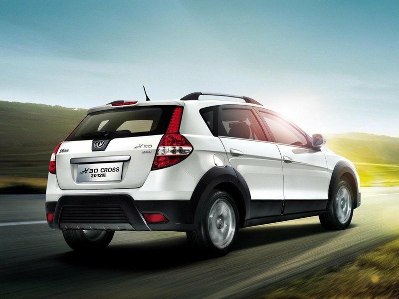 DongFeng H30 Cross, Хэтчбек 5 дв. — вид сзади справа