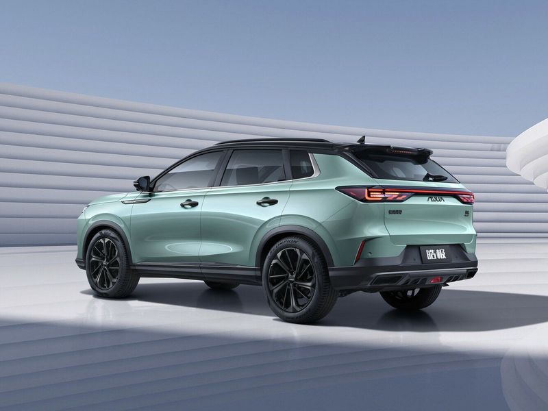 DongFeng Huge, Внедорожник 5 дв. — вид сзади в три четверти