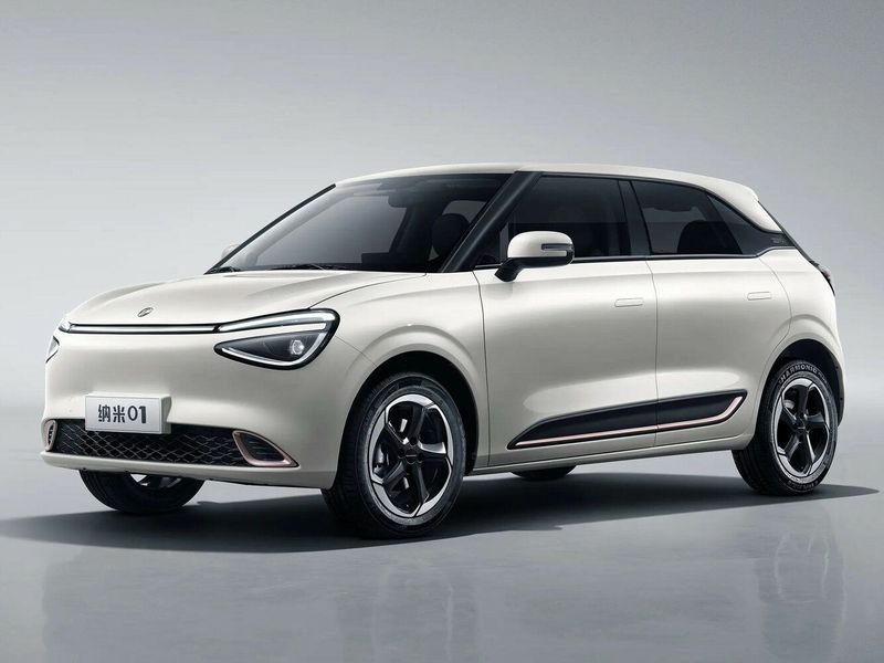 DongFeng Nammi 01، هاتشباك 5 أبواب — منظر أمامي بزاوية ثلاثة أرباع