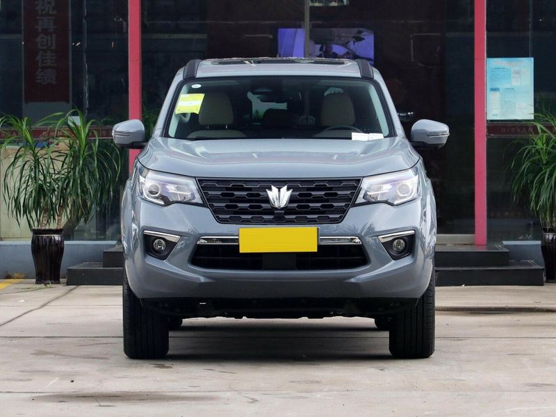 DongFeng Paladin I، دفع رباعي 5 أبواب — منظر أمامي
