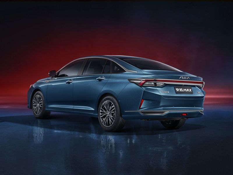 DongFeng Shine Max, Седан — вид сзади в три четверти
