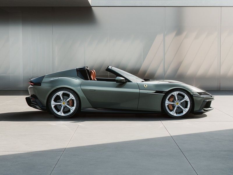 Ferrari 12Cilindri, Кабриолет Spider — вид справа